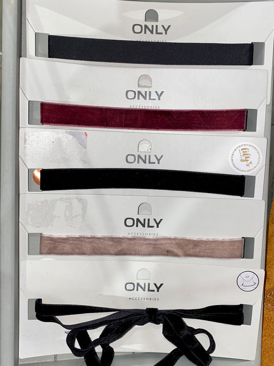 Only Ria Slim Velvet Chocker